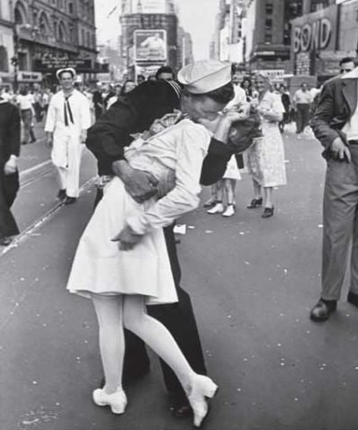 Alfred Eisenstaedt's V-J Day in Times Square, August 14, 1945 - the kiss1