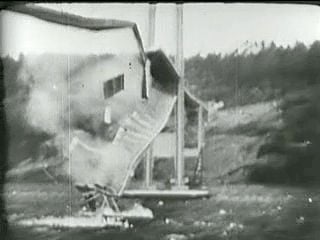 20070531141511%21Tacoma_Narrows_Bridge_Falling.jpg