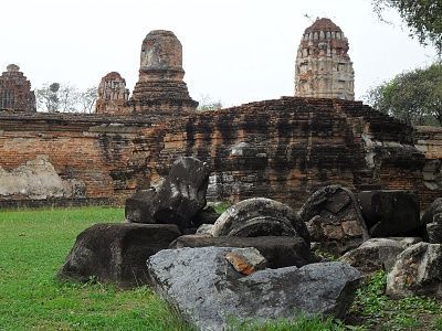 buddha-foot-wat-phra-mahathat-ayutthaya-thailand.jpg