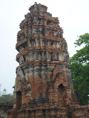 leaning-chedi-wat-phra-mahathat-ayutthaya-thailand.jpg