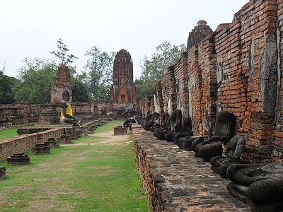 row-headless-buddhas-wat-phra-mahathat-ayutthaya-thailand.jpg