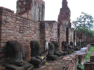 wat-mahatat-beheaded-buddhas-1.jpg