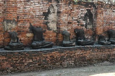 wat-mahatat-beheaded-buddhas-2.jpg
