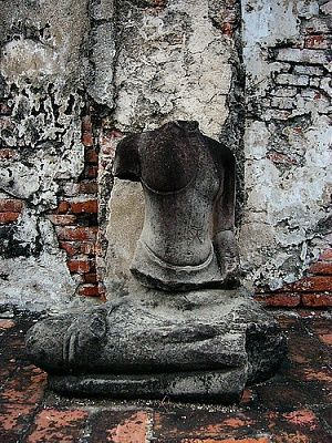 wat-mahatat-beheaded-buddhas-3.jpg