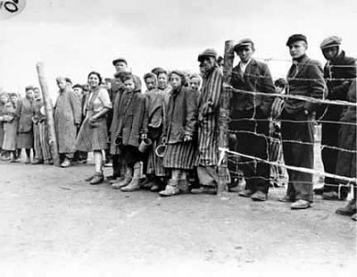 bergen-belsen-survivors-line-up-food.jpg