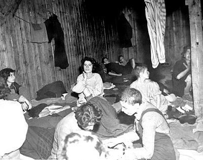 typhus-barracks-bergen-belsen-had-no-bunks.jpg