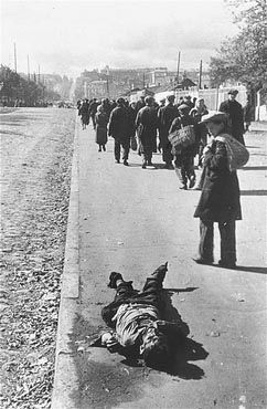 This is possibly an image showing the assembly of Jews in Kiev prior to the march out to the rav.jpg