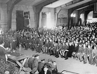 american-army-rabbi-hershel-schacter-held-shavuot-service-may-18-1945.gif