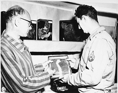 buchenwald-prisoner-shows-human-organs-american-soldier.jpg