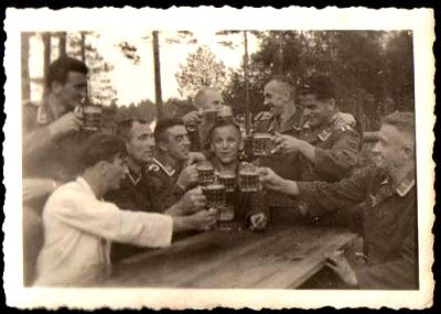 german-luftwaffe-soldiers-lift-their-beer-glasses-toast.jpg