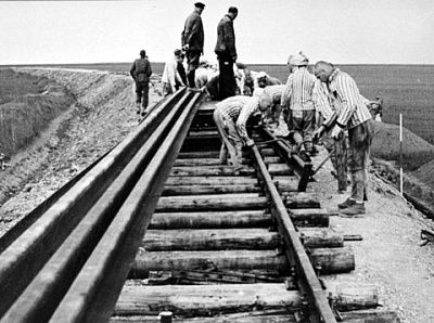 prisoners-built-railroad-spur-line-buchenwald-camp-1943.jpg