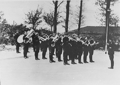 prisoners-orchestra-buchenwald-concentration-camp.jpg