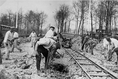 prisoners-working-inside-buchenwald-camp-1940.jpg