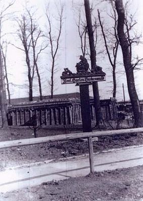 sign-points-way-buchenwald-zoo.jpg