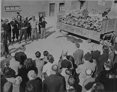 weimar-civilians-confronted-wagon-load-corpses-april-16-1945.jpg