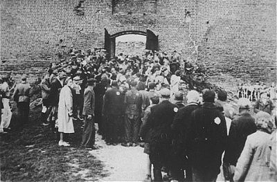 jews-ciechanow-ghetto-assembled-fortress.jpg