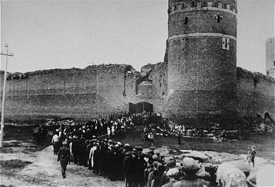 jews-ciechanow-ghetto-marched-into-fortress.jpg