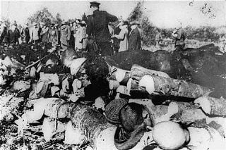 Corpses of inmates discovered by Soviet troops at the Klooga forced-labor camp.jpg