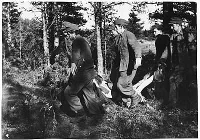 german-pows-forced-remove-corpses-klooga-prisoners-burial-site.jpg