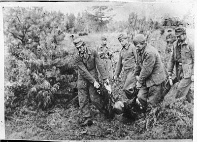 german-pows-burying-corpses-klooga-prisoners.jpg