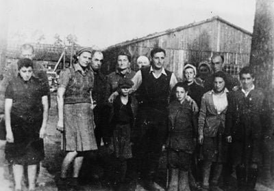 group-portrait-survivors-klooga-concentration-camp-front-barracks.jpg