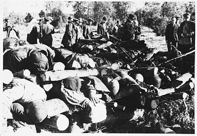 soviet-soldiers-observe-recently-burned-corpses-grounds-klooga-concentration-camp.jpg