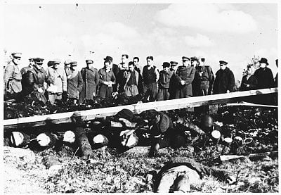 soviet-war-crimes-investigators-view-corpses-prisoners-klooga-concentration-camp-t.jpg