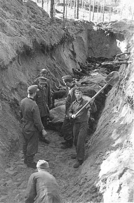 german-estonian-pows-burying-corpses.jpg