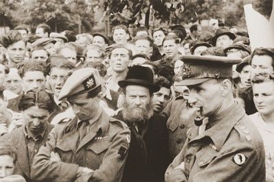 crowd-jewish-dps-stand-behind-british-soldiers-ceremony-demonstration-bergen.jpg
