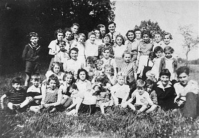 group-photograph-children-bergen-belsen-displaced-persons-camp-1946.jpg