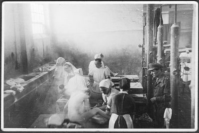 british-medical-personnel-wash-disinfect-survivors-bergen-belsen.jpg