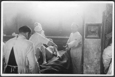 british-medical-personnel-wash-disinfect-survivors-bergen-belsen2.jpg