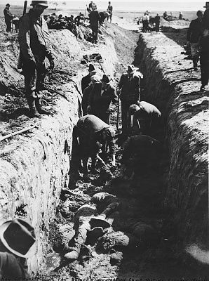 british-soldiers-force-german-civilians-bury-corpses-mass-grave-bergen-belsen2.jpg