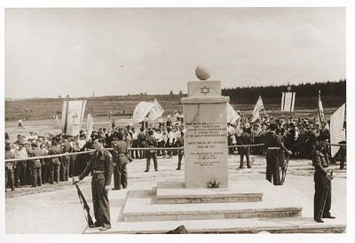 british-soldiers-guard-monument-victims-bergen-belsen-concentration-camp-durin.jpg