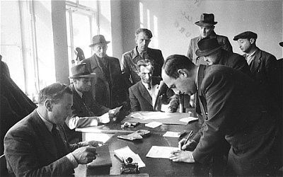 departing-dps-bergen-belsen-camp-sign-emigration-documents.jpg