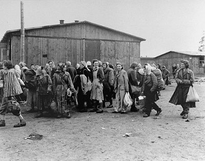 evacuating-female-political-prisoners-bergen-belsen.jpg