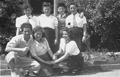 group-portrait-high-school-students-bergen-belsen-displaced-persons-camp2.jpg