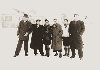 group-portrait-jewish-dps-standing-snow-bergen-belsen-displaced-persons-camp.jpg