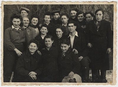 group-portrait-members-zionist-youth-movement-hashomer-hatzair-bergen-belsen-di.jpg