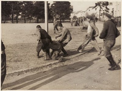survivors-attack-former-guard-bergen-belsen-concentration-camp.jpg