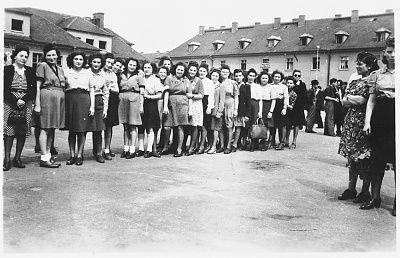 teenagers-beit-yaakov-religious-school-girls-line-up-zionist-demonstration-i.jpg
