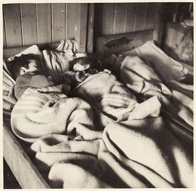 young-children-sleep-under-blanket-bergen-belsen.jpg