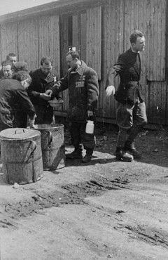 The distribution of food to prisoners in Plaszow.jpg