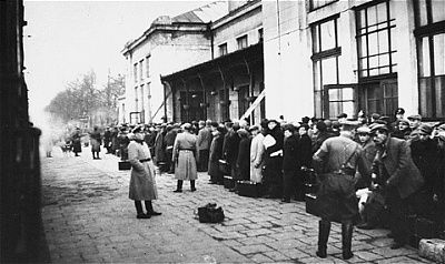 german-police-ss-oversee-deportation-jews-zawiercie.jpg