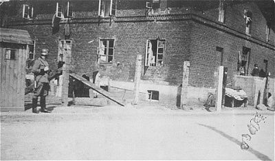 german-soldier-stands-guard-entrance-kutno-ghetto-mickiewicz-street.jpg