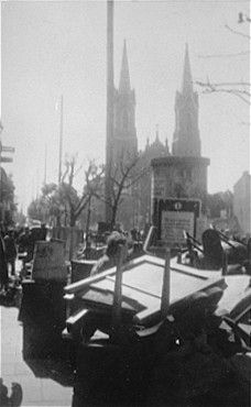 Jews move their belongings to the Kutno ghetto.jpg