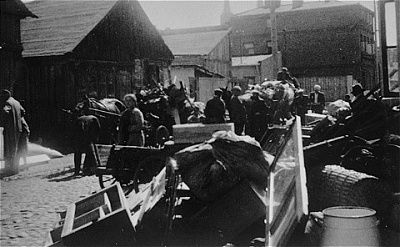 jews-move-their-belongings-kutno-ghetto0.jpg