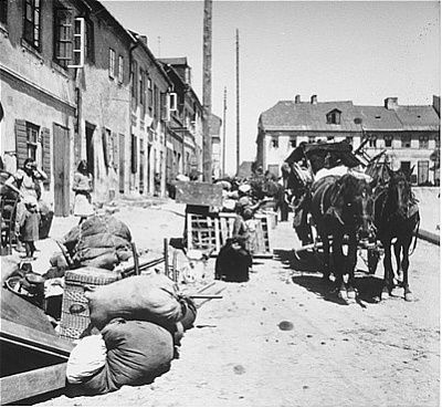 jews-move-their-belongings-kutno-ghetto1.jpg