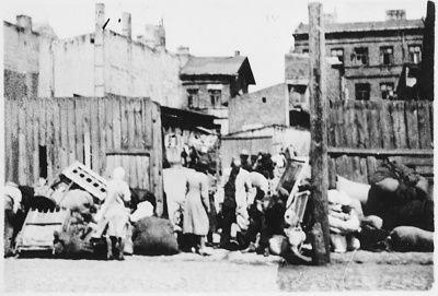 jews-move-their-belongings-kutno-ghetto2.jpg