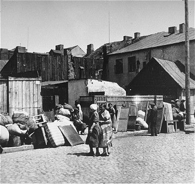 Olkusz, Kutno, Wisznice, Raciąż and Other Jewish Ghettos, 1939-1942 - Jews move their belongings to the Kutno ghetto3